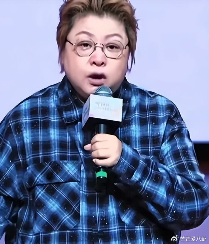 《韩红近况曝光!低调现身上海,染发烫头很自在,排场还是不小》配图 4 《韩红近况曝光!低调现身上海,染发烫头很自在,排场还是不小》配图 4