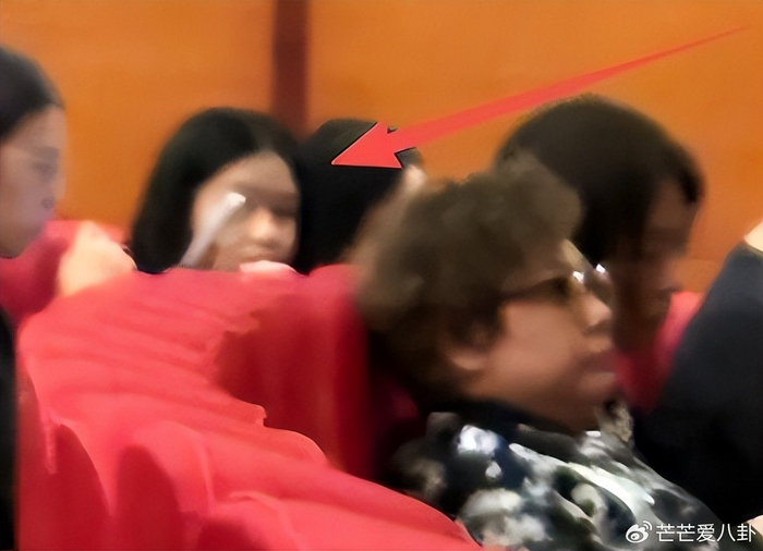 《韩红近况曝光!低调现身上海,染发烫头很自在,排场还是不小》配图 7 《韩红近况曝光!低调现身上海,染发烫头很自在,排场还是不小》配图 7