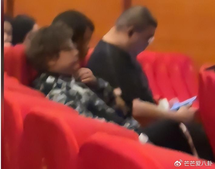 《韩红近况曝光!低调现身上海,染发烫头很自在,排场还是不小》配图 8 《韩红近况曝光!低调现身上海,染发烫头很自在,排场还是不小》配图 8