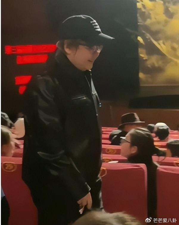 《韩红近况曝光!低调现身上海,染发烫头很自在,排场还是不小》配图 9 《韩红近况曝光!低调现身上海,染发烫头很自在,排场还是不小》配图 9
