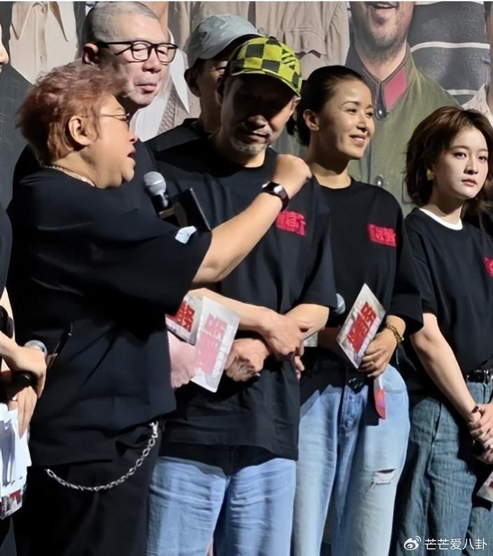 《韩红近况曝光!低调现身上海,染发烫头很自在,排场还是不小》配图 10 《韩红近况曝光!低调现身上海,染发烫头很自在,排场还是不小》配图 10