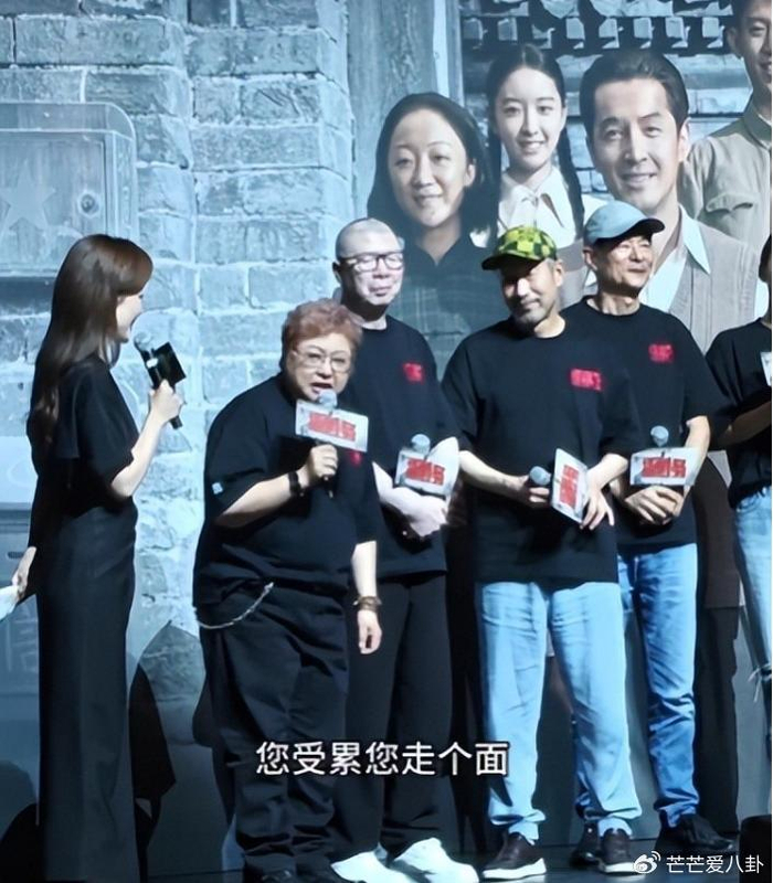 《韩红近况曝光!低调现身上海,染发烫头很自在,排场还是不小》配图 11 《韩红近况曝光!低调现身上海,染发烫头很自在,排场还是不小》配图 11