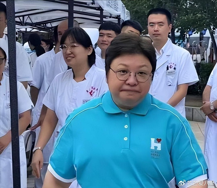 《韩红近况曝光!低调现身上海,染发烫头很自在,排场还是不小》配图 12 《韩红近况曝光!低调现身上海,染发烫头很自在,排场还是不小》配图 12