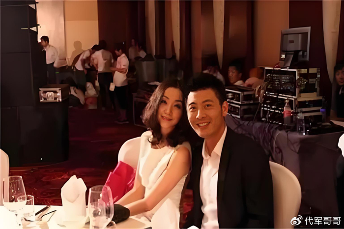 《47岁演员吴其江近况曝光!低调娶圈外美女,如今婚姻幸福成人生赢家》配图 6 《47岁演员吴其江近况曝光!低调娶圈外美女,如今婚姻幸福成人生赢家》配图 6