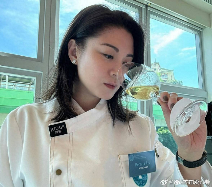 《香港知名女星传恋70岁百亿富商,街头却背普通帆布袋,打扮朴素》配图 1 《香港知名女星传恋70岁百亿富商,街头却背普通帆布袋,打扮朴素》配图 1