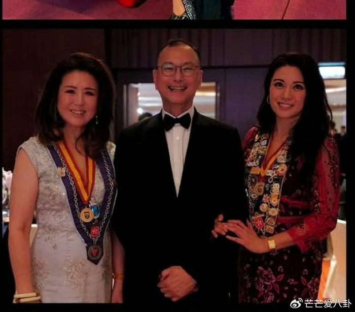 《香港知名女星传恋70岁百亿富商,街头却背普通帆布袋,打扮朴素》配图 2 《香港知名女星传恋70岁百亿富商,街头却背普通帆布袋,打扮朴素》配图 2