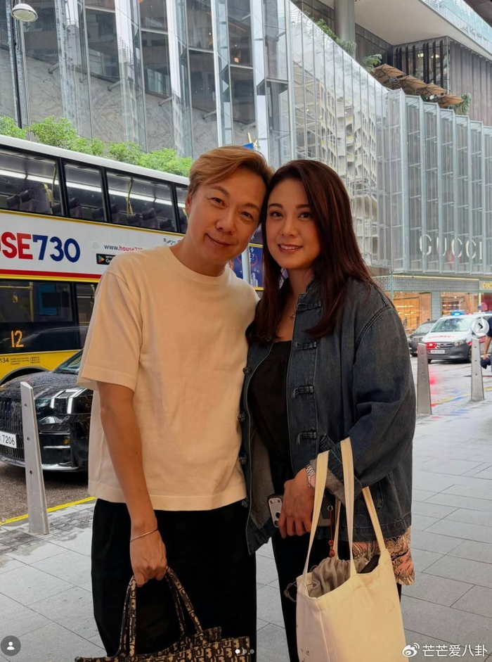《香港知名女星传恋70岁百亿富商,街头却背普通帆布袋,打扮朴素》配图 3 《香港知名女星传恋70岁百亿富商,街头却背普通帆布袋,打扮朴素》配图 3
