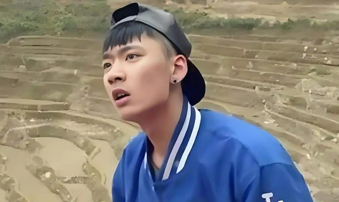 《崔晋晒出母亲参加综艺海报:以后别说我妈是网红了,我妈是明星!》配图 5 《崔晋晒出母亲参加综艺海报:以后别说我妈是网红了,我妈是明星!》配图 5