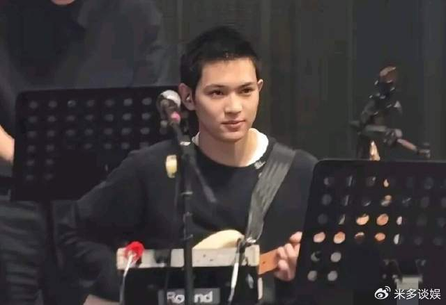 《张智霖广州演唱会,19岁儿子担任吉他手,身高185颜值超越爸爸》配图 2 《张智霖广州演唱会,19岁儿子担任吉他手,身高185颜值超越爸爸》配图 2