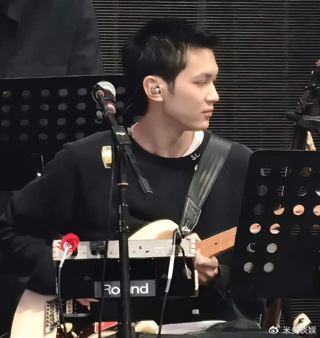 《张智霖广州演唱会,19岁儿子担任吉他手,身高185颜值超越爸爸》配图 4 《张智霖广州演唱会,19岁儿子担任吉他手,身高185颜值超越爸爸》配图 4