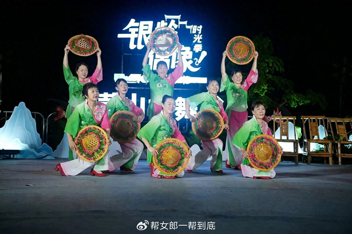 《山水为台,岁月发光:一场从徽州泥土里长出来的百姓舞台》配图 1 《山水为台,岁月发光:一场从徽州泥土里长出来的百姓舞台》配图 1