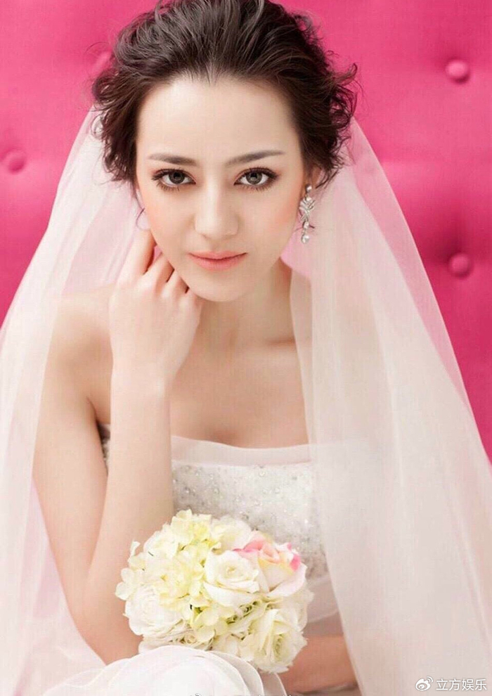 《迪丽热巴早年间的一组婚纱写真被曝光》配图 1 《迪丽热巴早年间的一组婚纱写真被曝光》配图 1