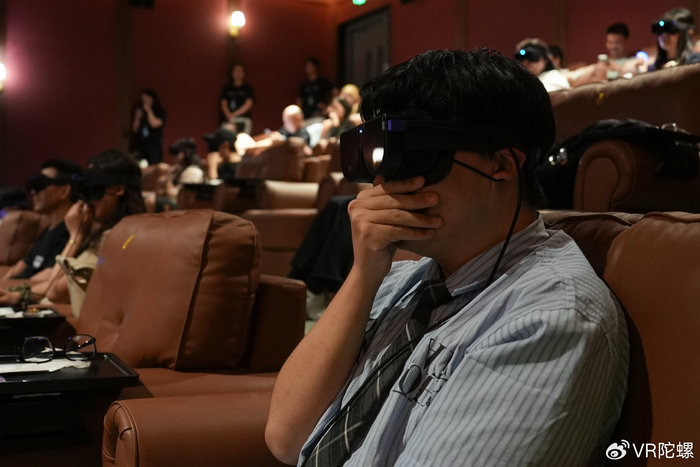 《70元票价炒出20倍溢价,张杰VR演唱会让粉丝哭着摘下头显》配图 4 《70元票价炒出20倍溢价,张杰VR演唱会让粉丝哭着摘下头显》配图 4