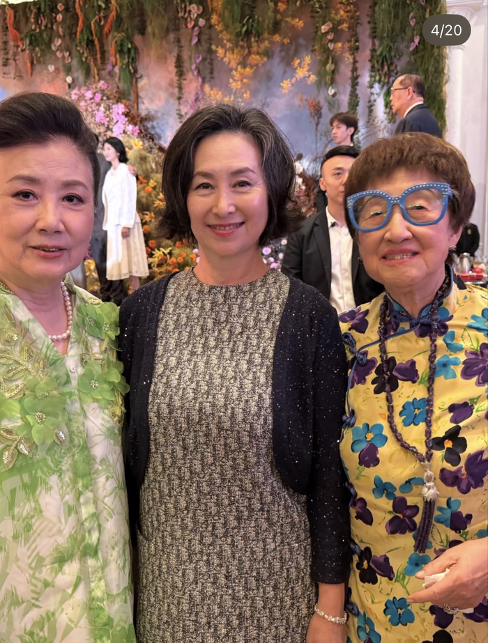 《汪明荃盛装出席何猷君答谢宴,众名流争相合照,甘比谢玲玲都在场》配图 3 《汪明荃盛装出席何猷君答谢宴,众名流争相合照,甘比谢玲玲都在场》配图 3