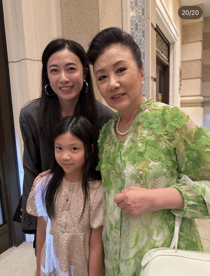 《汪明荃盛装出席何猷君答谢宴,众名流争相合照,甘比谢玲玲都在场》配图 4 《汪明荃盛装出席何猷君答谢宴,众名流争相合照,甘比谢玲玲都在场》配图 4