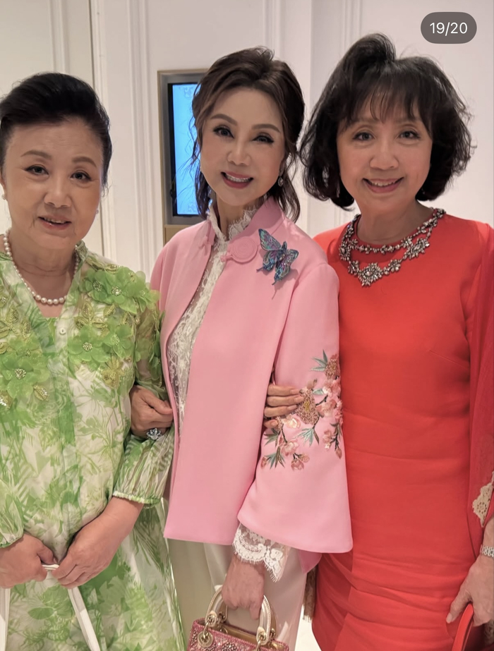 《汪明荃盛装出席何猷君答谢宴,众名流争相合照,甘比谢玲玲都在场》配图 5 《汪明荃盛装出席何猷君答谢宴,众名流争相合照,甘比谢玲玲都在场》配图 5