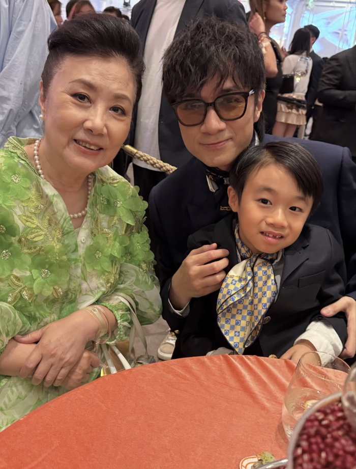 《汪明荃盛装出席何猷君答谢宴,众名流争相合照,甘比谢玲玲都在场》配图 6 《汪明荃盛装出席何猷君答谢宴,众名流争相合照,甘比谢玲玲都在场》配图 6