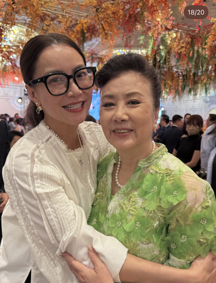 《汪明荃盛装出席何猷君答谢宴,众名流争相合照,甘比谢玲玲都在场》配图 7 《汪明荃盛装出席何猷君答谢宴,众名流争相合照,甘比谢玲玲都在场》配图 7