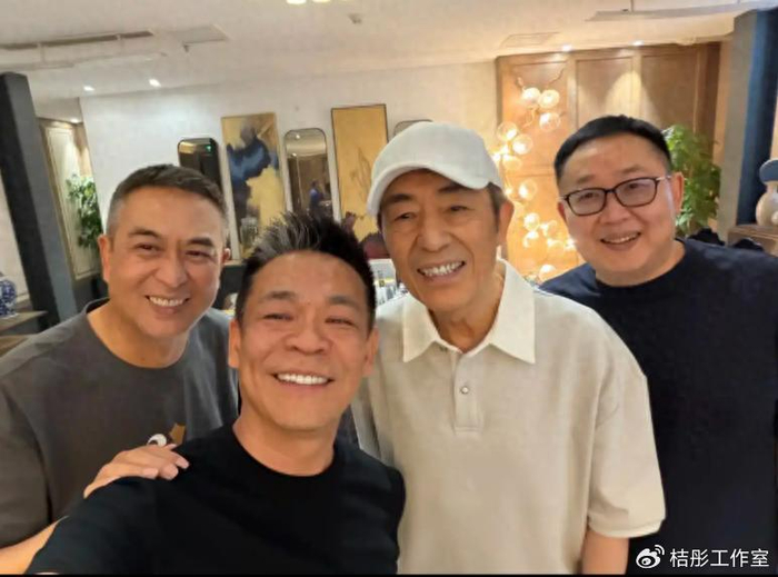 《张艺谋夫妇跟朋友聚会，张嘉益孙浩出镜，陈婷女神范十足！》配图 1