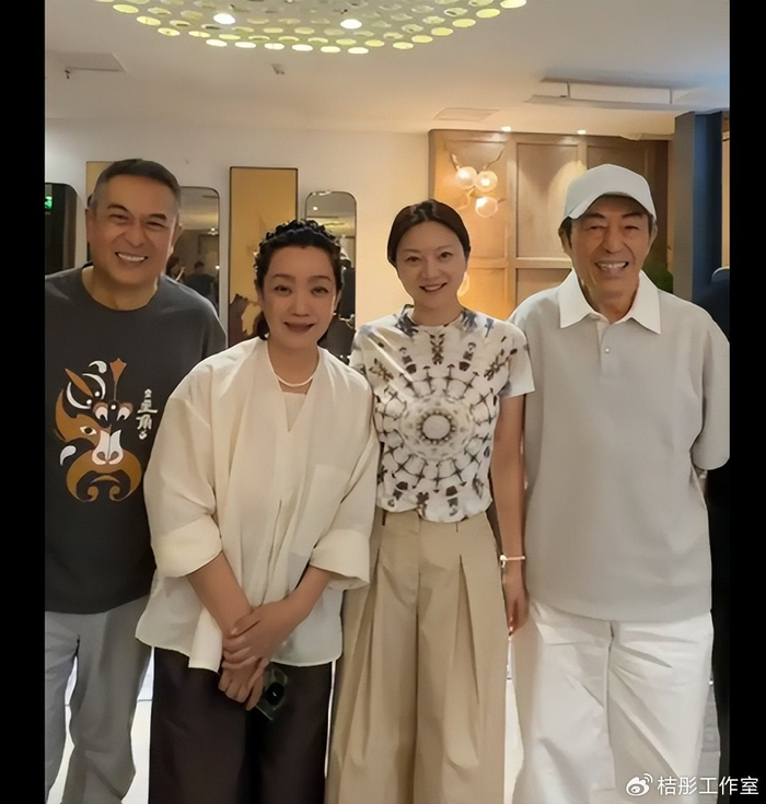 《张艺谋夫妇跟朋友聚会，张嘉益孙浩出镜，陈婷女神范十足！》配图 2