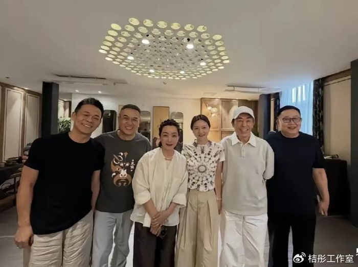 《张艺谋夫妇跟朋友聚会，张嘉益孙浩出镜，陈婷女神范十足！》配图 3