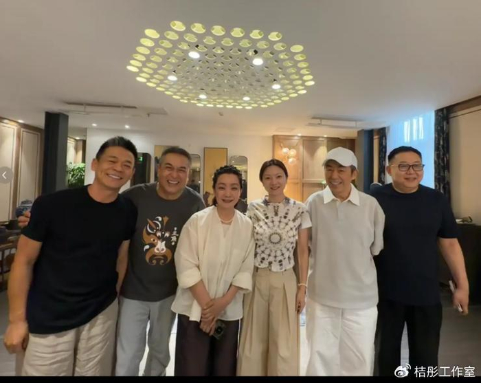 《张艺谋夫妇跟朋友聚会，张嘉益孙浩出镜，陈婷女神范十足！》配图 4