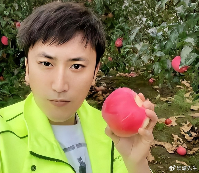 《他是赵本山最有钱的徒弟,被曝住5000平豪宅,平时能把金条当盆栽》配图 5 《他是赵本山最有钱的徒弟,被曝住5000平豪宅,平时能把金条当盆栽》配图 5
