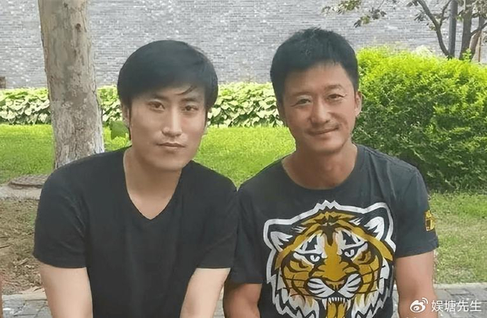 《他是赵本山最有钱的徒弟,被曝住5000平豪宅,平时能把金条当盆栽》配图 12 《他是赵本山最有钱的徒弟,被曝住5000平豪宅,平时能把金条当盆栽》配图 12