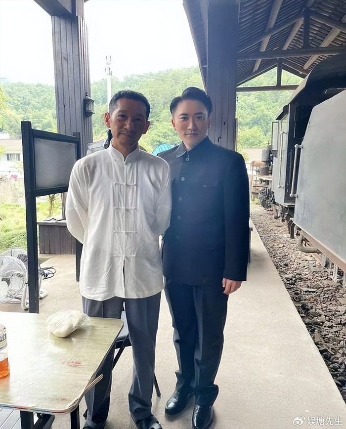 《他是赵本山最有钱的徒弟,被曝住5000平豪宅,平时能把金条当盆栽》配图 14 《他是赵本山最有钱的徒弟,被曝住5000平豪宅,平时能把金条当盆栽》配图 14