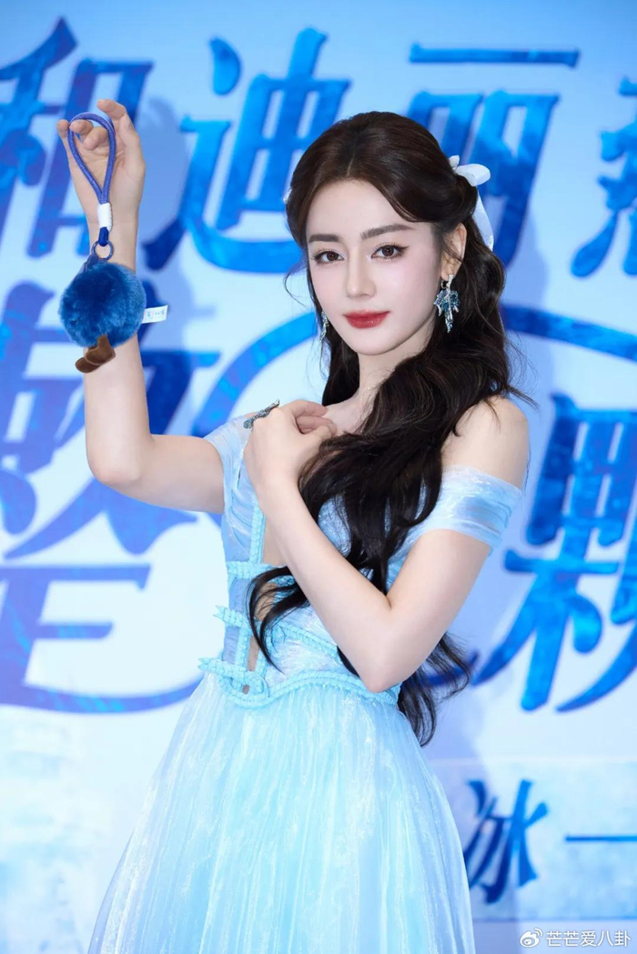 《恋情瓜再升级!狗仔曝迪丽热巴陈飞宇要见家长,陈红夫妻态度难猜》配图 6 《恋情瓜再升级!狗仔曝迪丽热巴陈飞宇要见家长,陈红夫妻态度难猜》配图 6