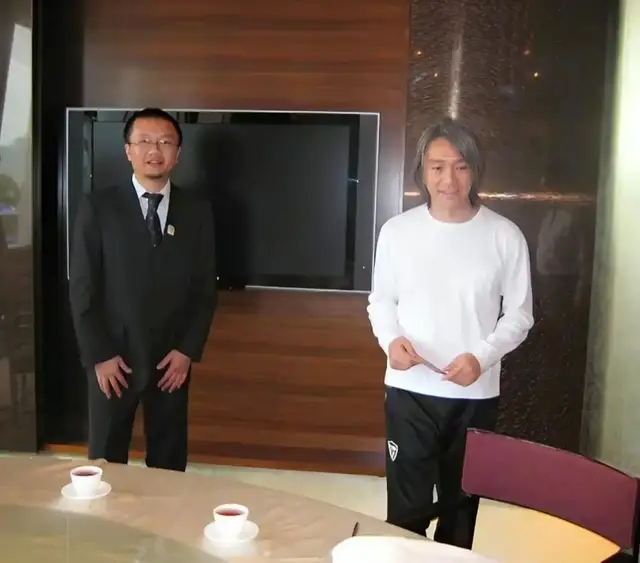 《64岁学会请客吃饭，周星驰用七天时间补上了迟到三十年的课》配图 2
