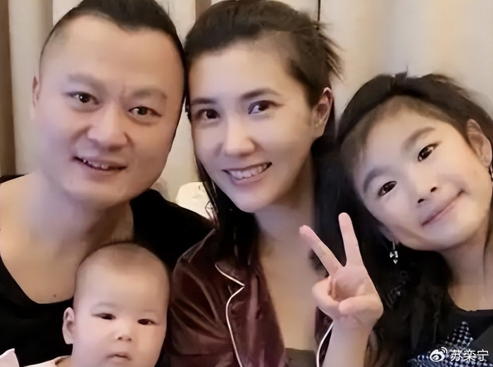 《当年她因败坏印小天而走红,得以嫁给大导演,多年过去现状如何?》配图 25 《当年她因败坏印小天而走红,得以嫁给大导演,多年过去现状如何?》配图 25
