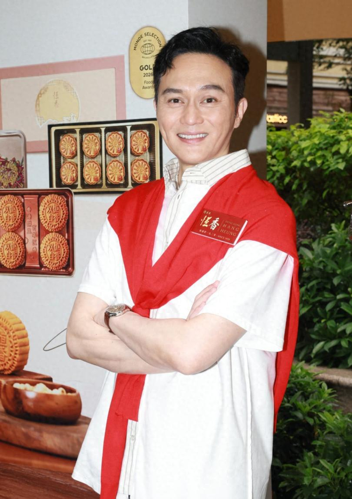 《张智霖回应19岁儿子像袁咏仪，称全家纯天然，儿子凭实力入选乐队》配图 1