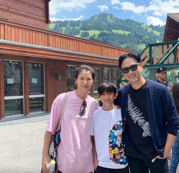 《张智霖回应19岁儿子像袁咏仪，称全家纯天然，儿子凭实力入选乐队》配图 3