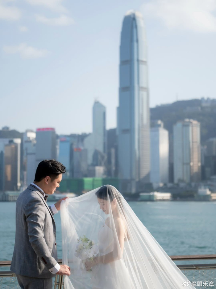 《恭喜！香港艺人夫妇儿子将结婚，公开婚纱照，由学生时代开始恋爱》配图 3