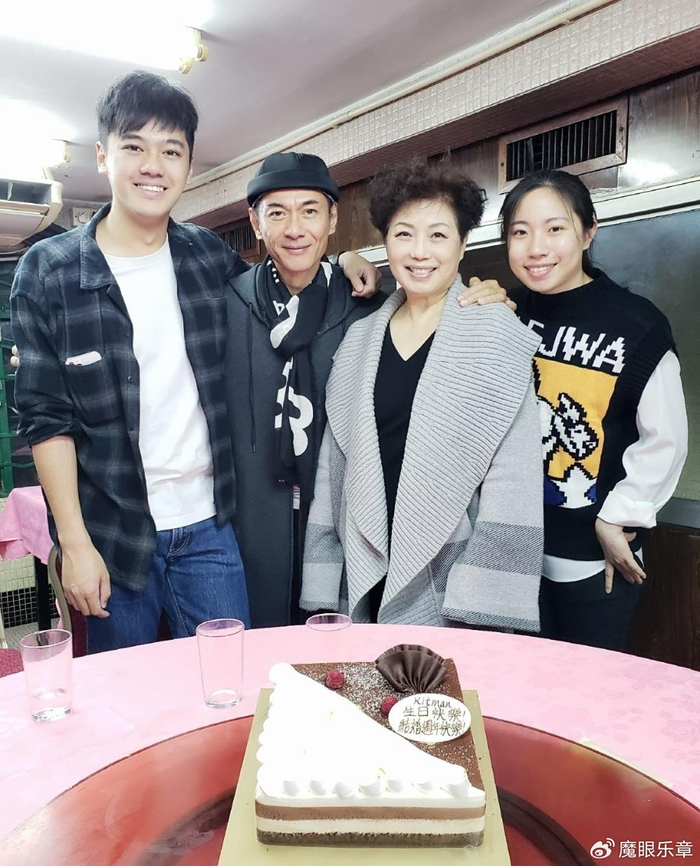 《恭喜！香港艺人夫妇儿子将结婚，公开婚纱照，由学生时代开始恋爱》配图 7