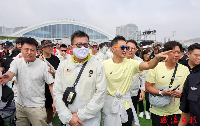 《参观刘公岛、打卡至海港湾……香港明星足球队化身威海文旅“推荐官”》配图 4 《参观刘公岛、打卡至海港湾……香港明星足球队化身威海文旅“推荐官”》配图 4