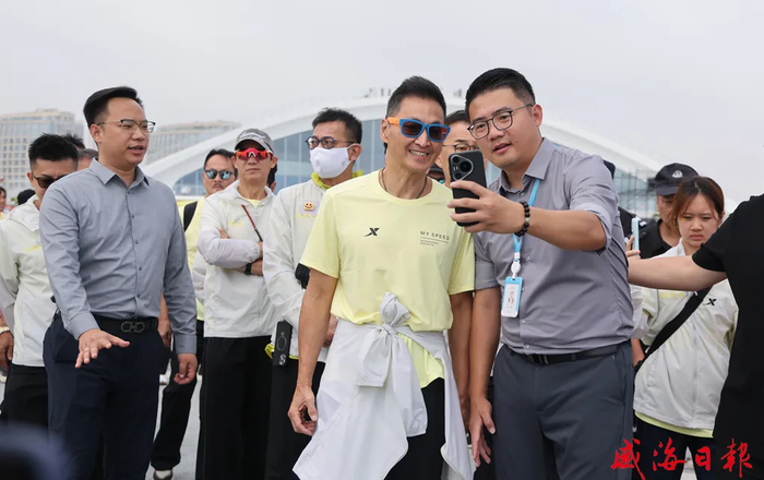 《参观刘公岛、打卡至海港湾……香港明星足球队化身威海文旅“推荐官”》配图 5 《参观刘公岛、打卡至海港湾……香港明星足球队化身威海文旅“推荐官”》配图 5