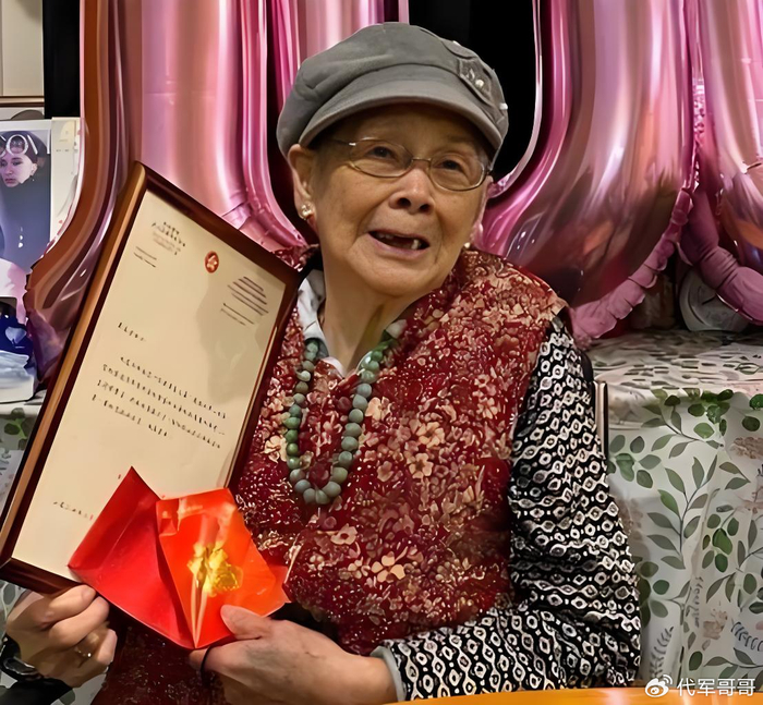 《梅艳芳妈妈去世!享年102岁,死因曝光让人唏嘘》配图 7 《梅艳芳妈妈去世!享年102岁,死因曝光让人唏嘘》配图 7