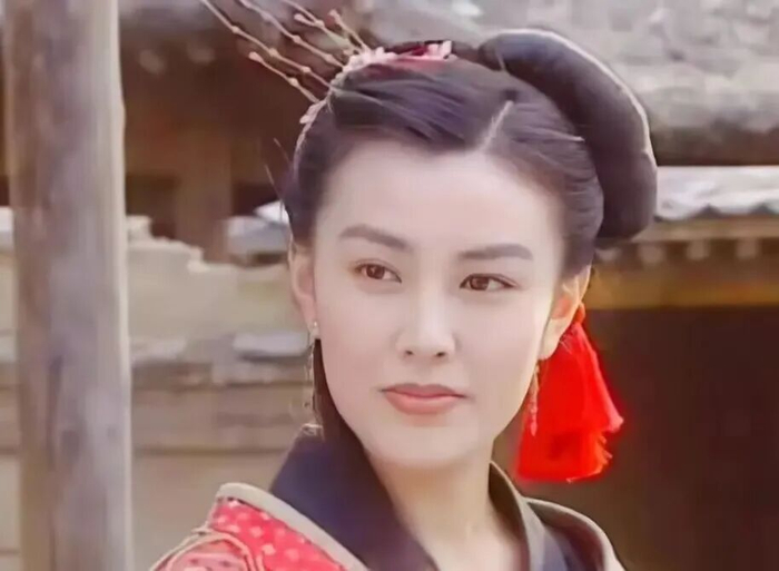 《52岁知名女演员复出!自曝整容失败,现已被前夫搞到倾家荡产》配图 1 《52岁知名女演员复出!自曝整容失败,现已被前夫搞到倾家荡产》配图 1