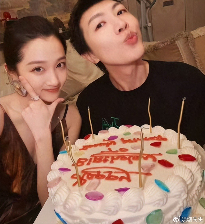 《不是鹿晗，也不是王安宇！关晓彤过 29 岁生日，陪伴的男人是他》配图 1