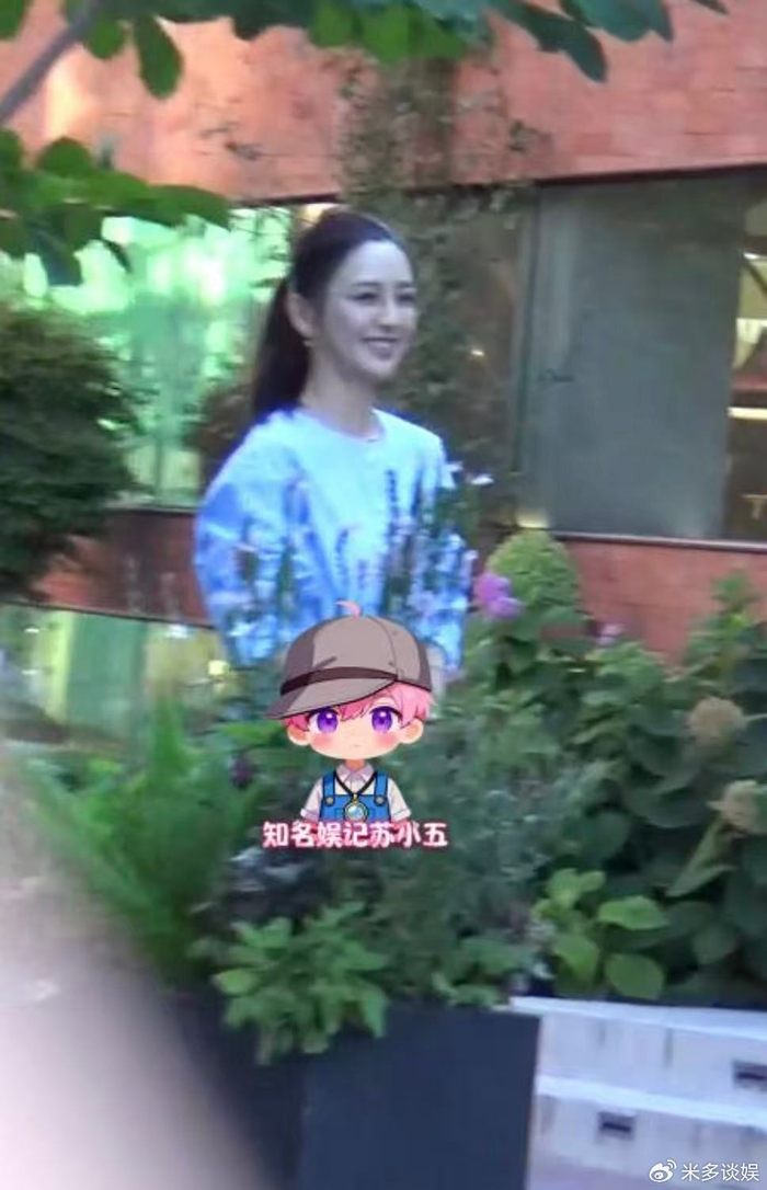 《陈思诚佟丽娅携儿子聚餐，佟丽娅笑容灿烂，一家三口同框温情满满》配图 5