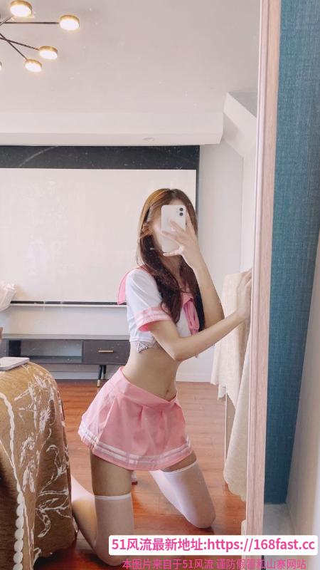 《巨反差兼职高颜值模特》配图 2