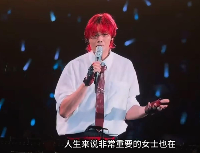 《井柏然刘雯现身李荣浩上海演唱会，被李荣浩当场点名互动》配图 5
