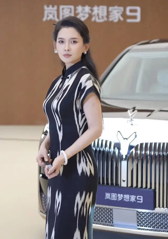 《森林北接代言,穿着黑白撞色旗袍,双腿大幅岔开坐姿引发网友吐槽》配图 2 《森林北接代言,穿着黑白撞色旗袍,双腿大幅岔开坐姿引发网友吐槽》配图 2