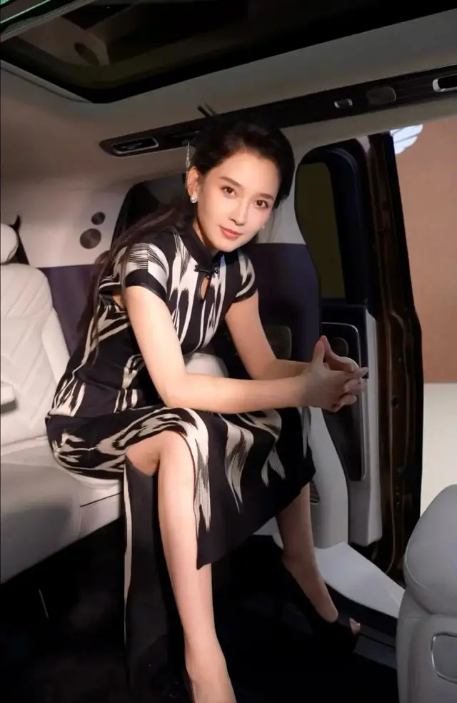 《森林北接代言,穿着黑白撞色旗袍,双腿大幅岔开坐姿引发网友吐槽》配图 7 《森林北接代言,穿着黑白撞色旗袍,双腿大幅岔开坐姿引发网友吐槽》配图 7