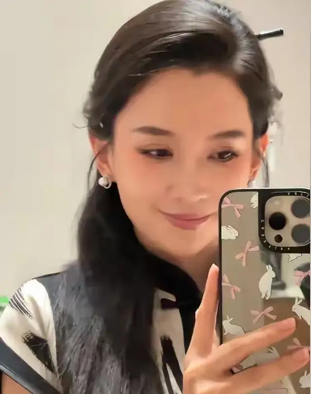 《森林北接代言,穿着黑白撞色旗袍,双腿大幅岔开坐姿引发网友吐槽》配图 11 《森林北接代言,穿着黑白撞色旗袍,双腿大幅岔开坐姿引发网友吐槽》配图 11