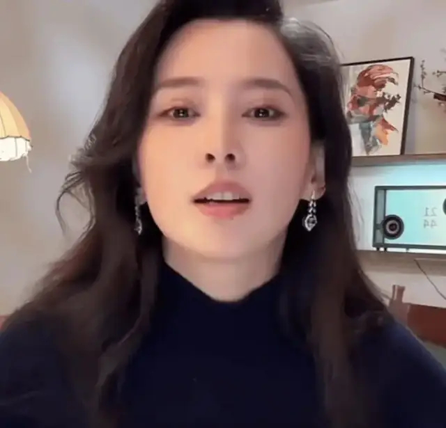 《森林北接代言,穿着黑白撞色旗袍,双腿大幅岔开坐姿引发网友吐槽》配图 12 《森林北接代言,穿着黑白撞色旗袍,双腿大幅岔开坐姿引发网友吐槽》配图 12
