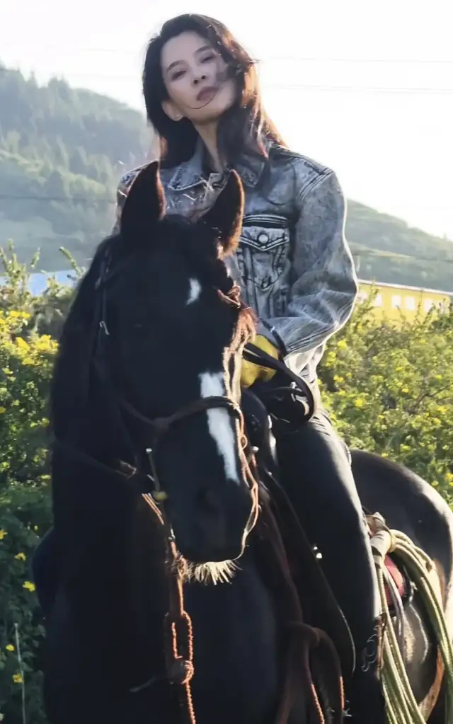 《森林北接代言,穿着黑白撞色旗袍,双腿大幅岔开坐姿引发网友吐槽》配图 13 《森林北接代言,穿着黑白撞色旗袍,双腿大幅岔开坐姿引发网友吐槽》配图 13