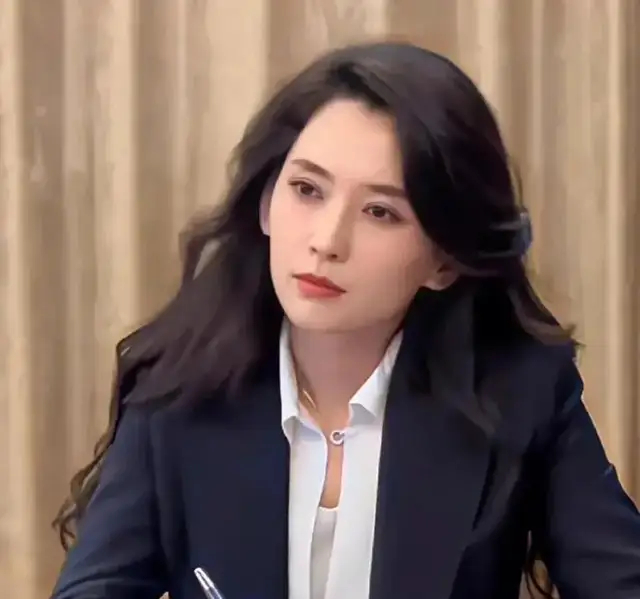 《森林北接代言,穿着黑白撞色旗袍,双腿大幅岔开坐姿引发网友吐槽》配图 23 《森林北接代言,穿着黑白撞色旗袍,双腿大幅岔开坐姿引发网友吐槽》配图 23